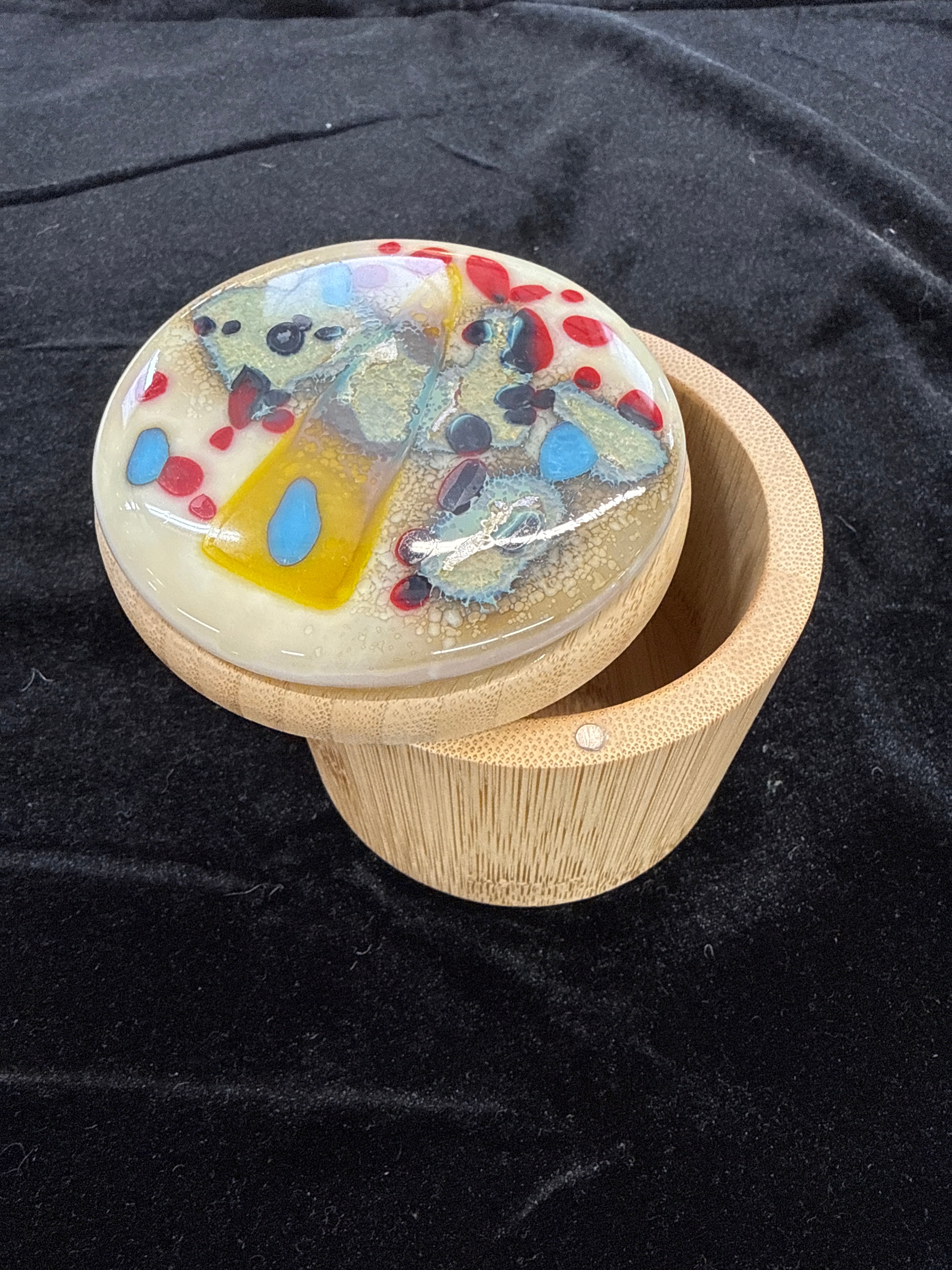 #178 saltbox with glass lid