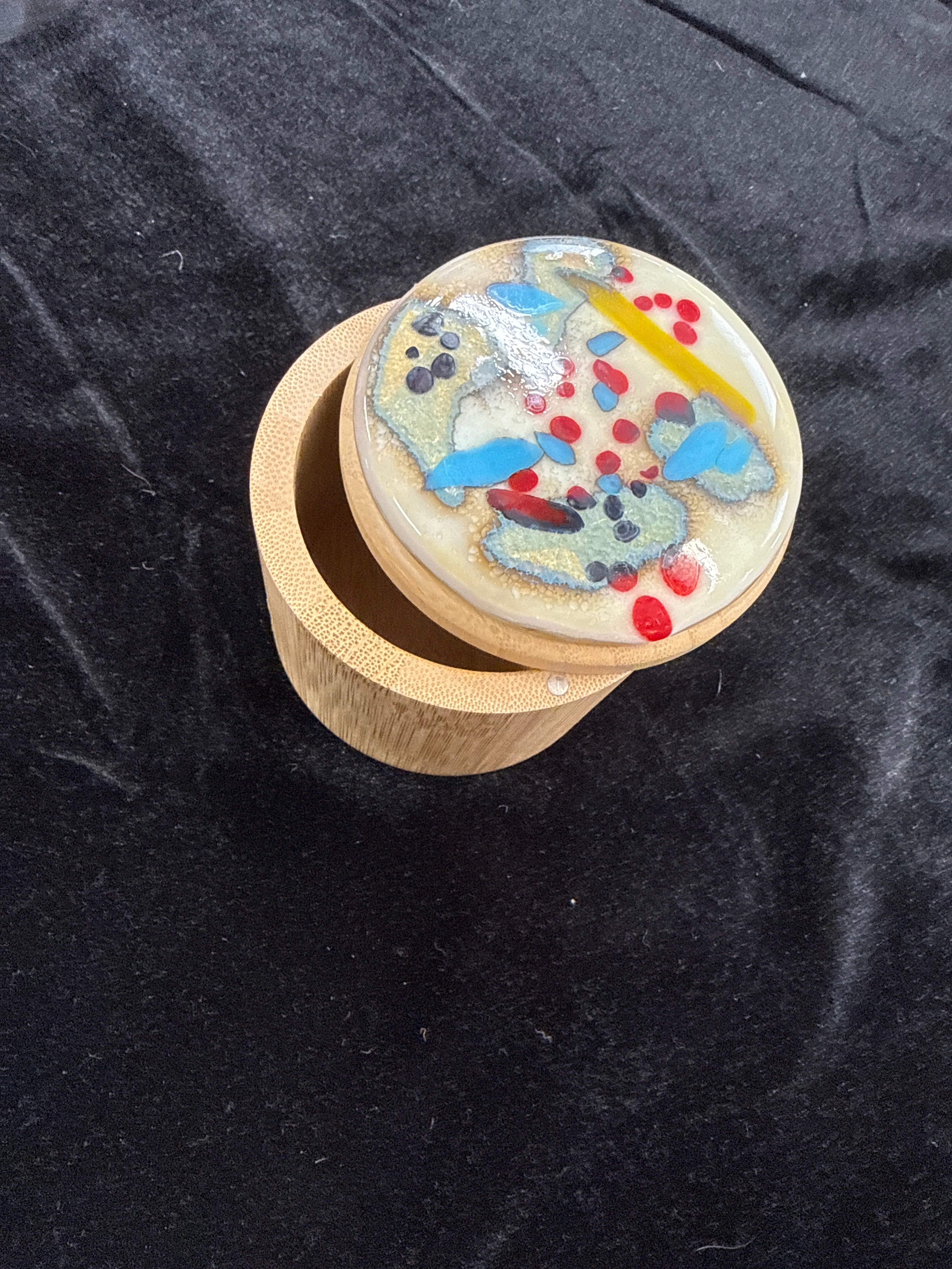 #175 saltbox with glass lid