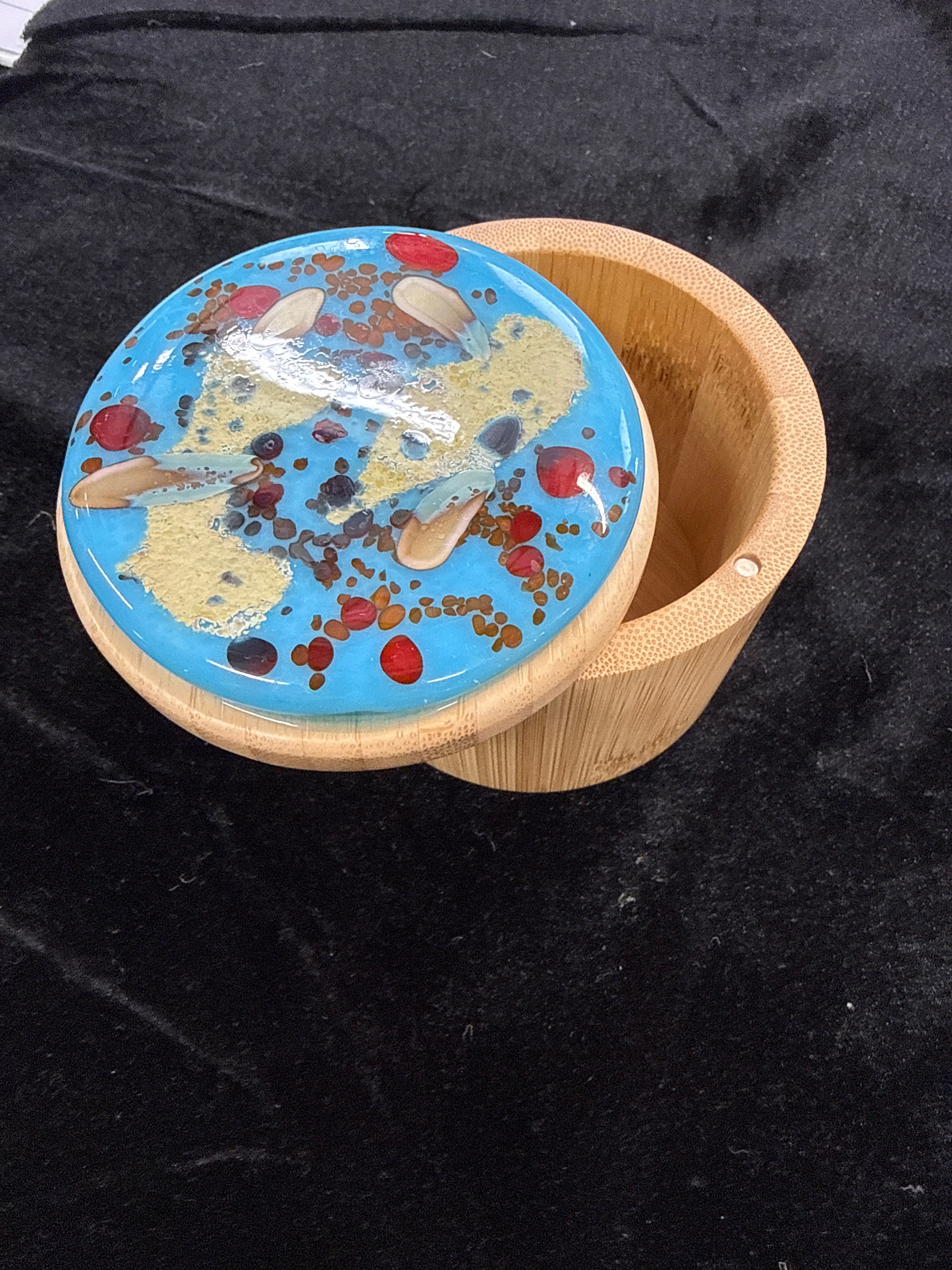 #174 saltbox with glass lid
