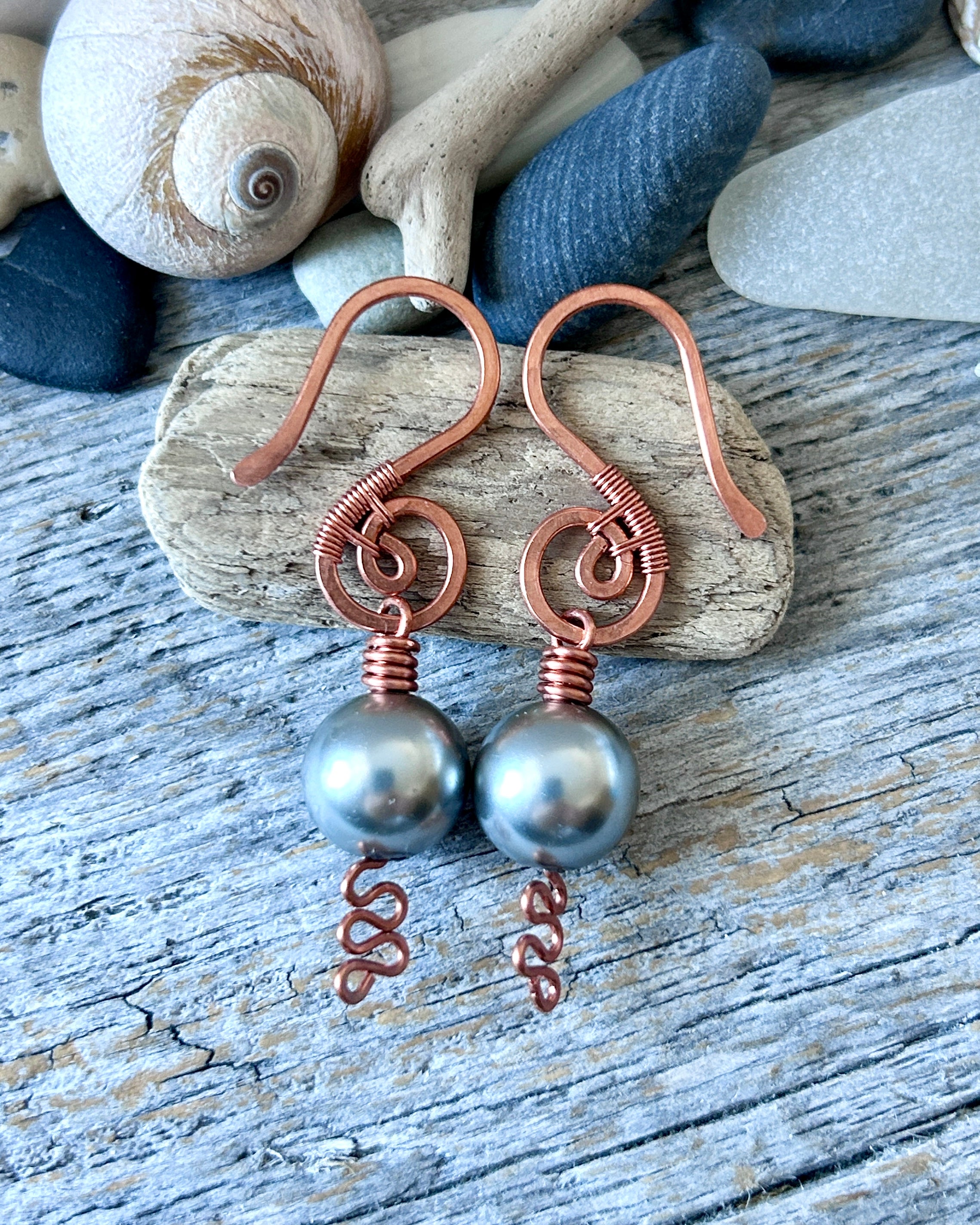 (#1210 907 lmm 16 gage spiral ear wires w/ lg gray pearls and swiggles